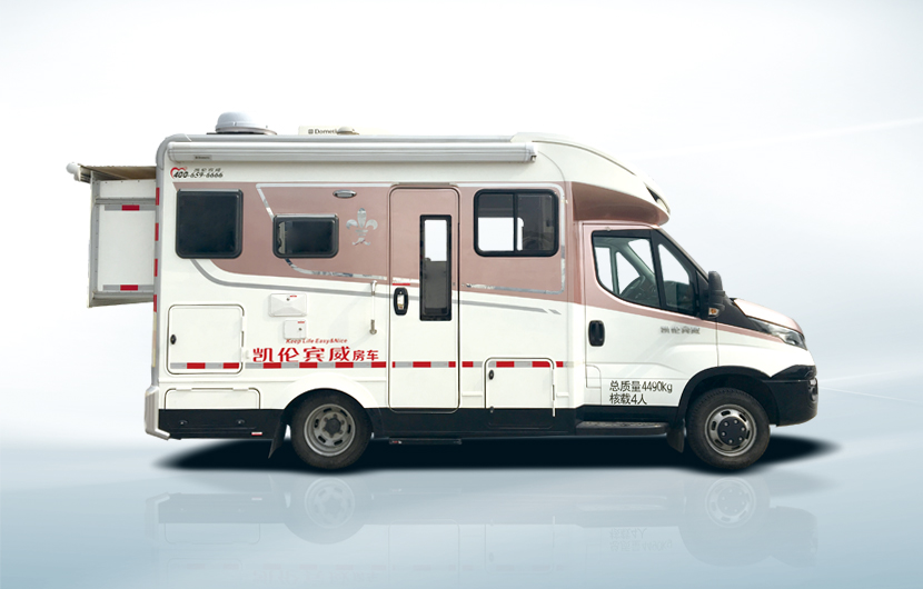 進口依維柯小頂房車 三床六座可拓展空間與太陽能發(fā)電的完美融合